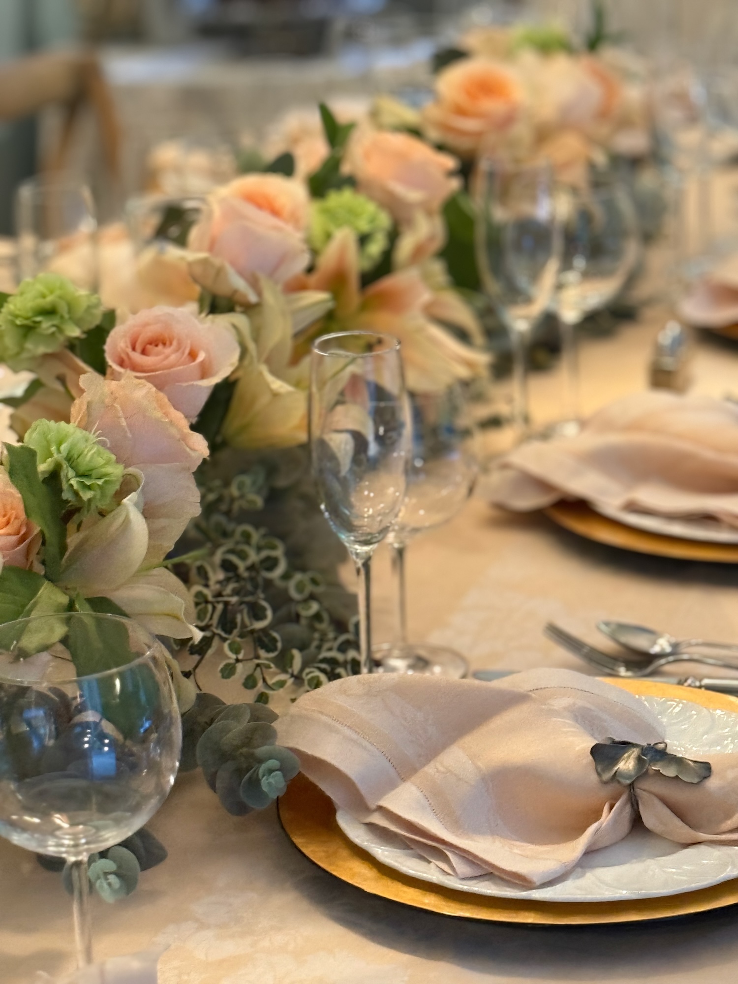 Soft focus dining table with peach roses and pale florals